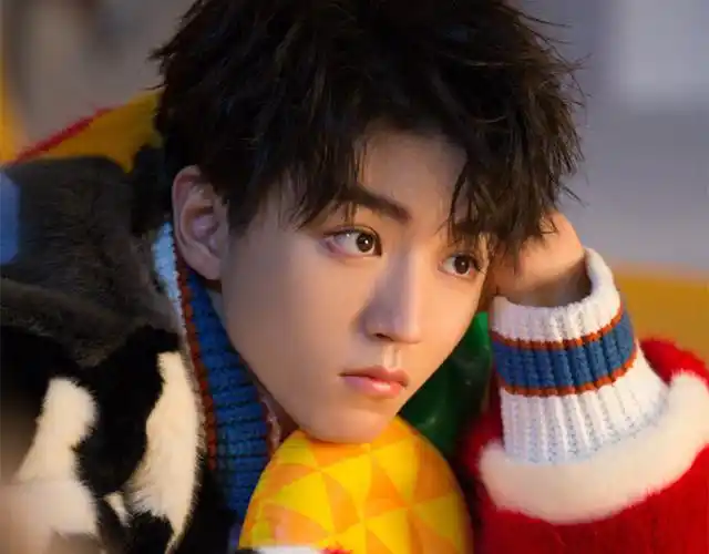 王俊凯帅气时尚壁纸_励志偶像王俊凯