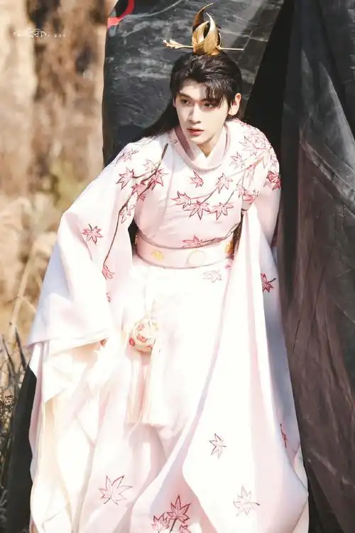 翟潇闻 狐妖小红娘竹业篇男二#翟潇闻之前的古装造型就让我体会到"郎