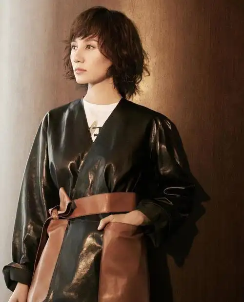 被袁泉给惊艳了摩卡波波头搭配皮衣造型帅气十足高级又洋气