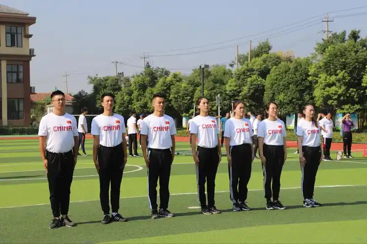 操场上队列队形的展示,大学路的体育教师们个个雄赳赳气昂昂,用实力