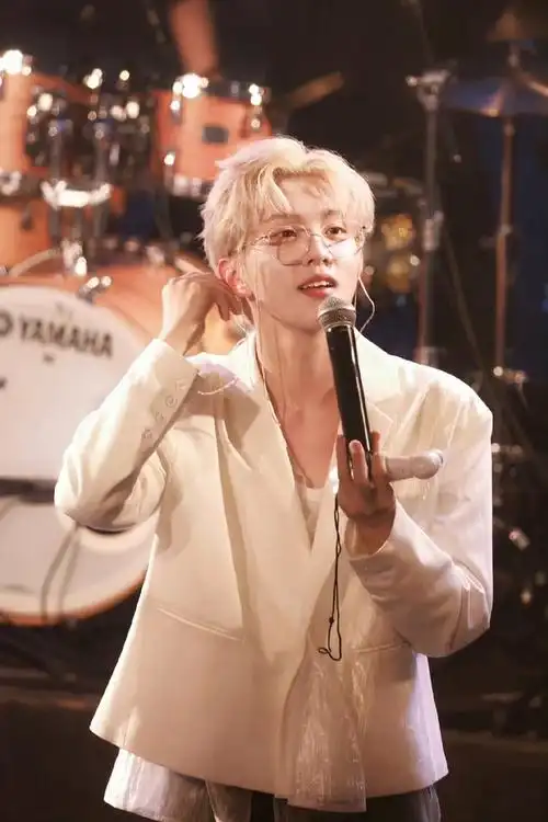 想搜集一些张星特巡演的照片!