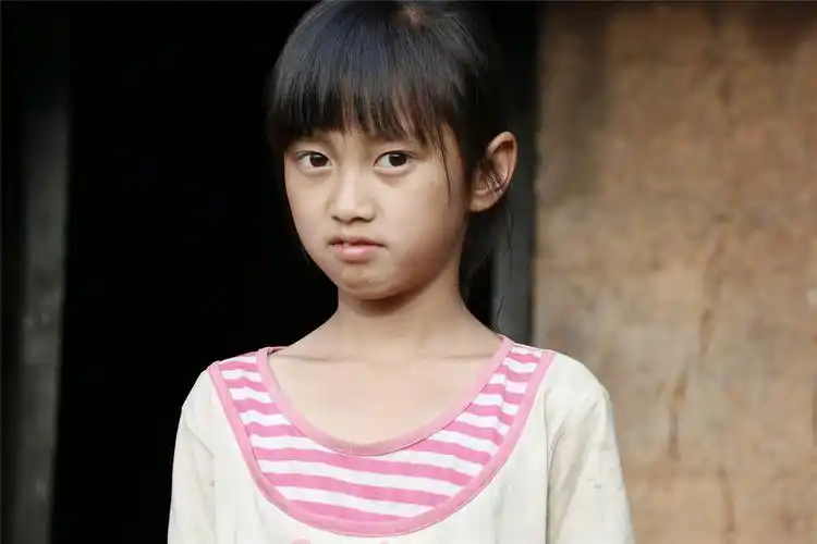 8岁女孩深居大山 50岁老父亲为送女儿读书亲自踩出上学路