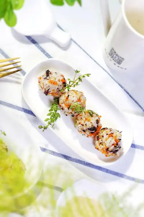 饭团摇摇器里摇一摇就是一个饭团,一次能摇三个,做好放入盘中摆盘即可