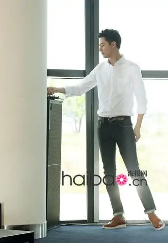 窄身细长腿脸蛋还俊美 赵寅成自然穿啥都很型(图)
