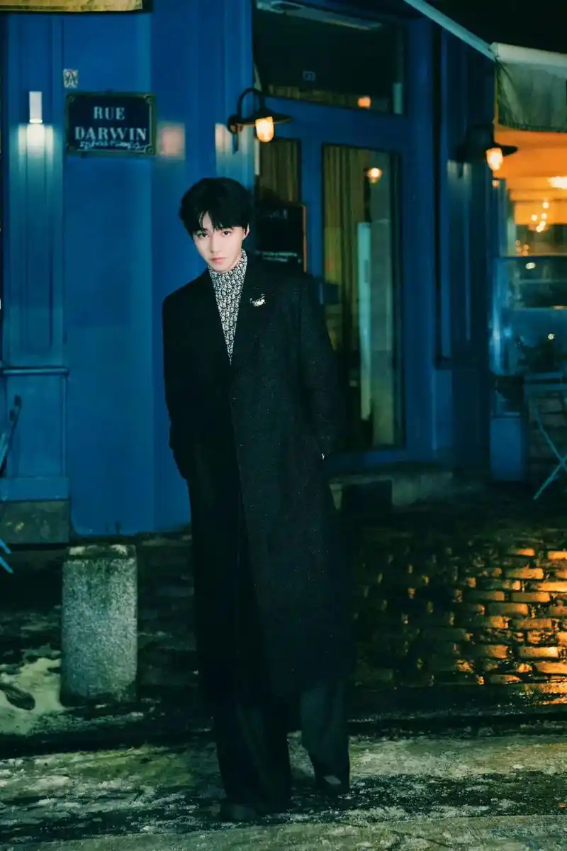 王俊凯和风衣的适配度也太高了吧!#王俊凯 #氛围感 #王 - 抖音