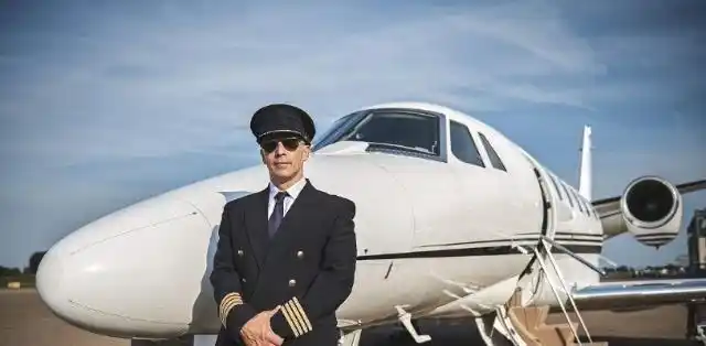 飞机上机长的工作很重要那他们一个月都有多少工资可算知道了