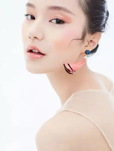 新面孔名模王一出镜《嘉人》新刊 盛夏那一抹亮眼的彩