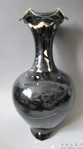 宋代定窑黑定花口瓶标本