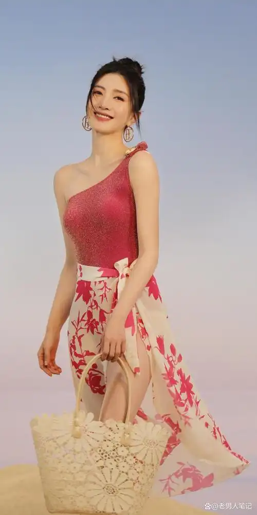 江疏影罕见秀身材,身穿火龙果泳装,满满的夏日风情