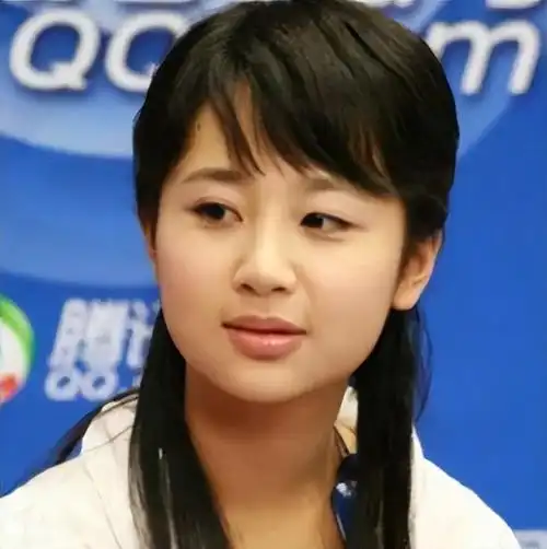 毕竟杨紫是童星出身,她小时候清秀可爱的杨紫我们也都见过.