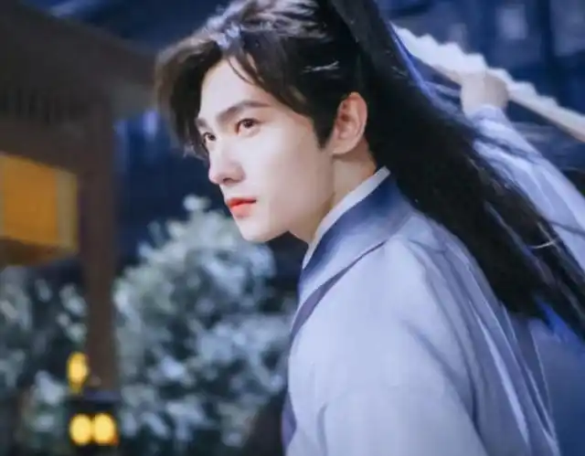 杨洋新剧白衣古装路透曝光,颜值长在了审美上,不火真是意难平