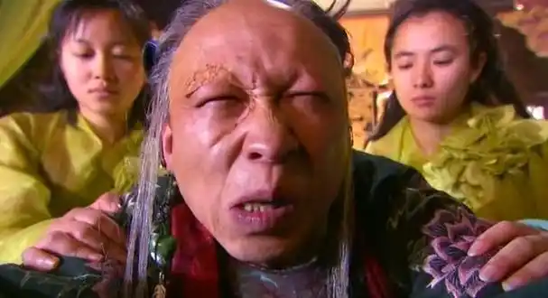 神雕侠侣中饰演裘千尺的李明很恶挺丑现实中并没把小孩吓哭