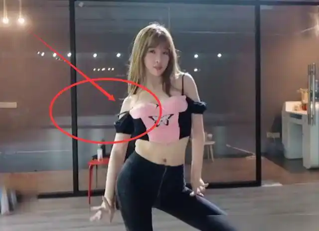 虞书欣穿小学生上衣热舞肩带忽然掉落她接下来动作让人直叫绝