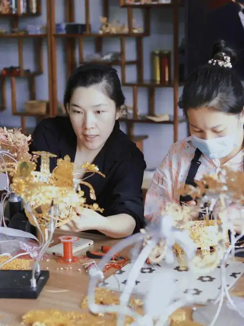 分享学生制作饰品花絮定制凤冠