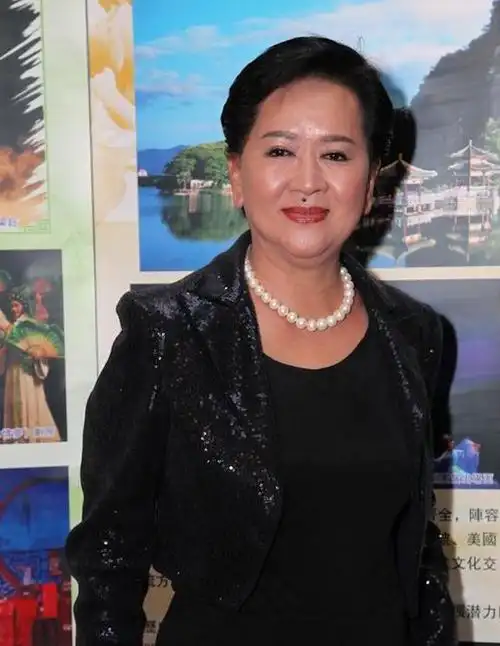 齐人之福!港圈头号"败家子"有3个老婆陪伴左右,每周只休息1天