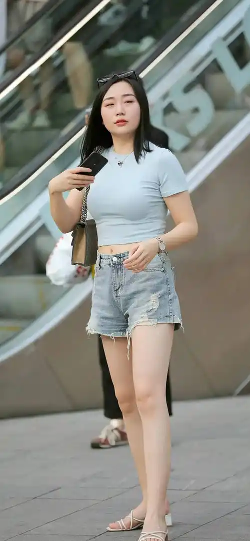 破洞牛仔热裤搭配短袖紧身上衣,美腿光彩十足,彰显女性韵味_时尚_美女