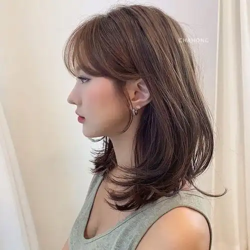 过肩长度的发型,发尾烫一点点内扣的效果自然还修颜,效果也是美美哒