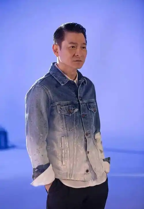 60岁的刘德华还是"华仔",他穿着宽松的牛仔裤,比小鲜肉帅多了_中年