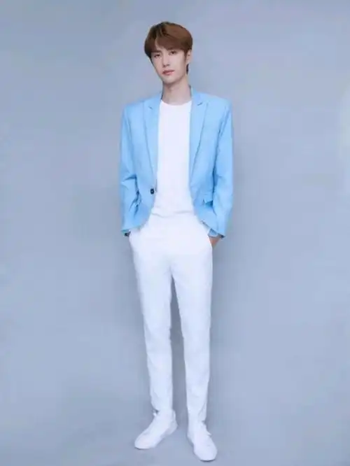 王一博壁纸:满屏都是耶啵的大长腿,这身材比例绝了