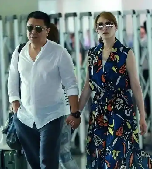 李小冉"消失"那十年,被两任男友"圈住",嫁16年闺蜜至今无子_金东