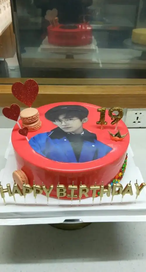 谁要看的易烊千玺蛋糕,今天易烊千玺19岁生日,大家一起祝他生日快乐!