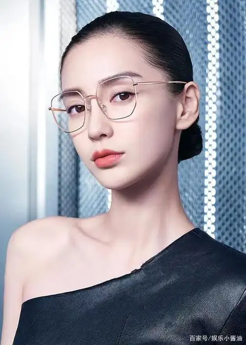 angelababy真是美女中的佼佼者,代言陌森眼镜五官轮廓接近完美!
