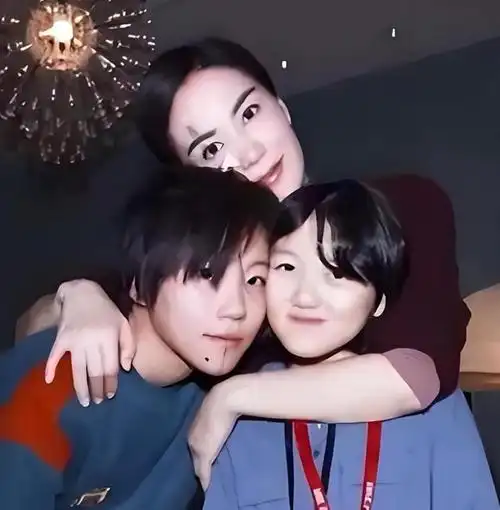 55岁王菲携李嫣出门看演唱会!母女同框似姐妹花,谢霆锋识趣缺席