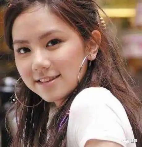 邓紫棋旧照曝光,蒜头鼻太扎眼!