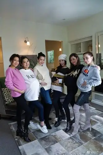 胡杏儿与闺蜜"集体怀孕"晒大肚合影搞怪满分