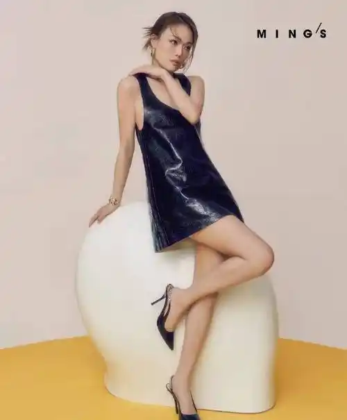 容祖儿美背惊艳,笑容撩人!时尚封面展现无双魅力_高跟鞋_白色_照片