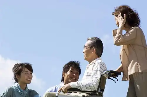 东方人,四个人,家庭,病人,坐,走,蹲,推,笑,微笑,露齿笑,横图,室外