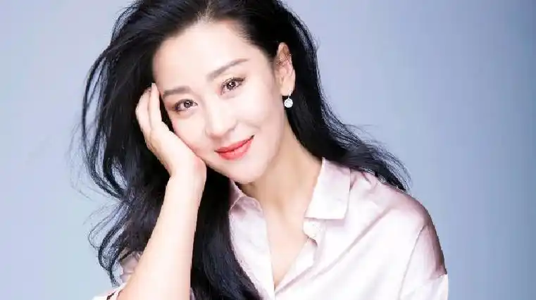 苗圃:嫁给了爱情 苗圃放弃了比自己小四岁的罗晋,选择了大19岁的富商