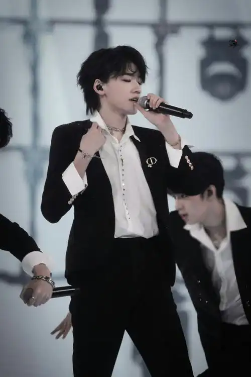 狼尾 宋亚轩能明显的感到哥哥摸.