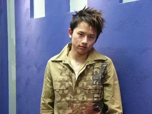 通过面试之后,张杰很快成为了酒吧驻唱歌手.