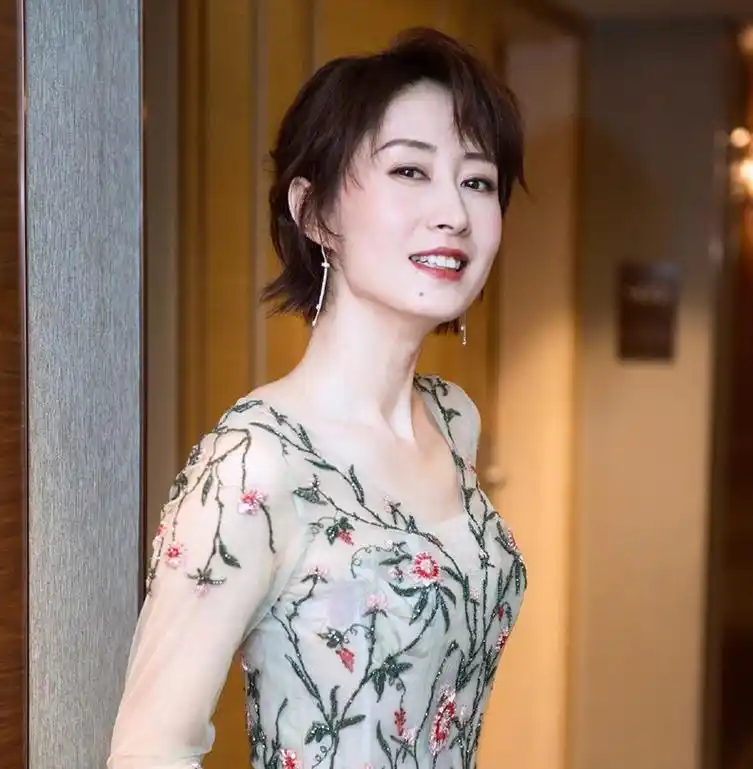 不打针不扮嫩43刘敏涛微卷短发配金框眼镜显小不止20岁