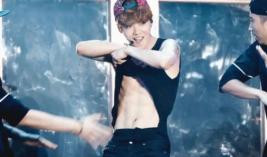 原创看着很瘦却满身肌肉的5位明星李现男友力十足鹿晗罕秀腹肌