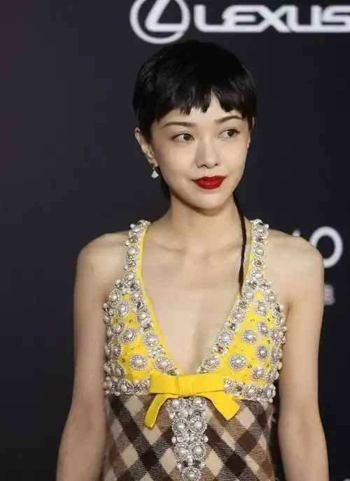 郭采洁身材太瘦了,拼接吊带裙显出单薄身形,狗啃刘海挺特别的_风格