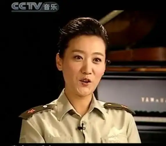 谭晶:感恩爸妈无私的付出,成名后给爸妈补办婚礼,37岁为爱生女