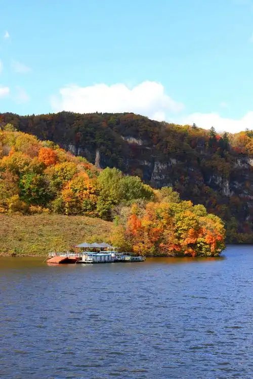 秋色灿烂的白山湖风景区-吉林省靖宇县