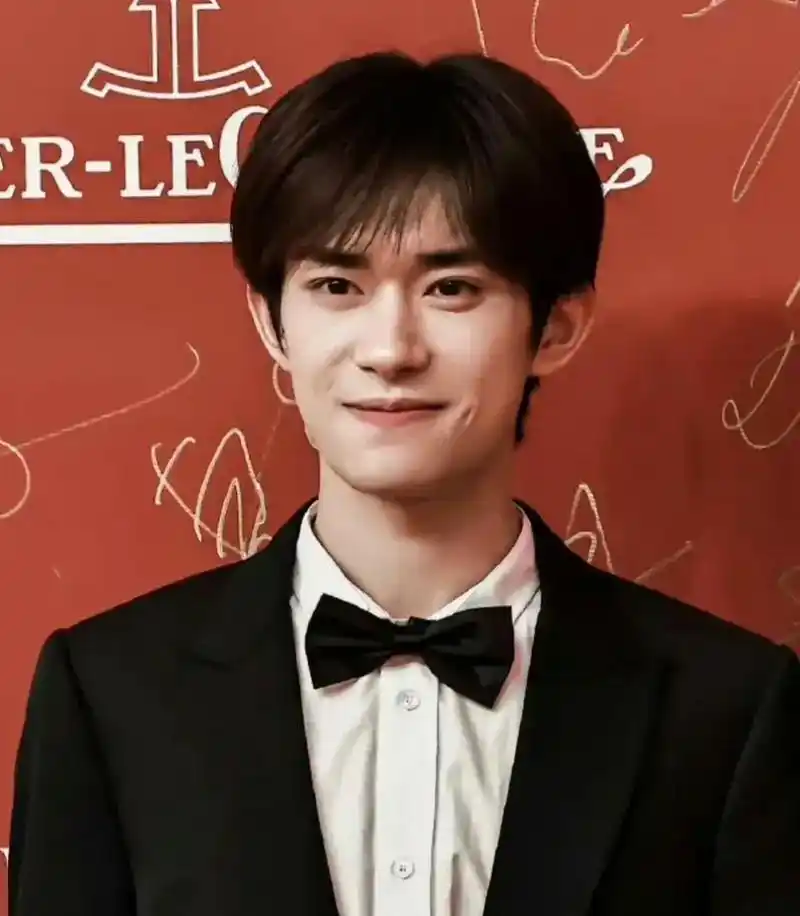 易烊千玺的脸越长越方?