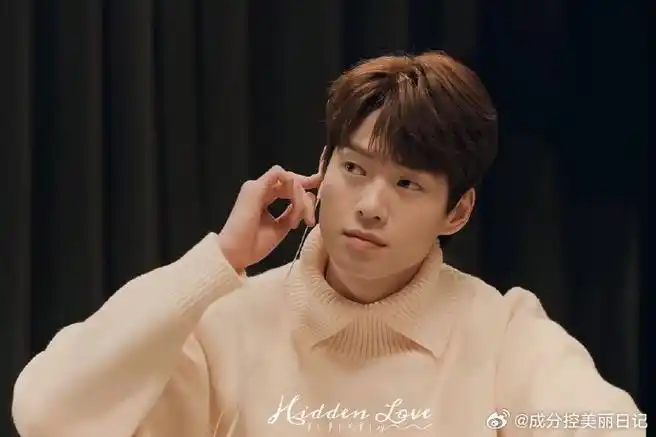 魏大勋我们仨##超话创作官#  在这个世界里,天知道那个男人笑起来有