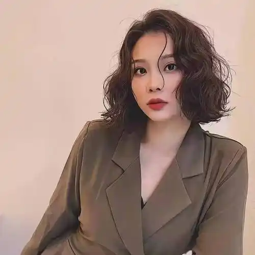 9款适合40到60岁女人的烫发,都是现在流行款式,时尚减龄好打理_发型