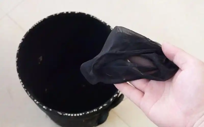 垃圾桶上套一个丝袜,真的是太厉害了,以前怎么没想到这招呢!