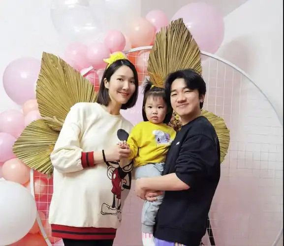 王祖蓝二胎得女,晒一家四口照庆祝,李亚男身材火辣不像刚生娃!