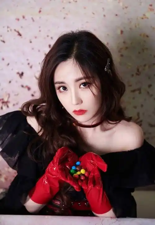 凭借着硬糖少女303组合成员之一的歌手身份,王艺瑾跟