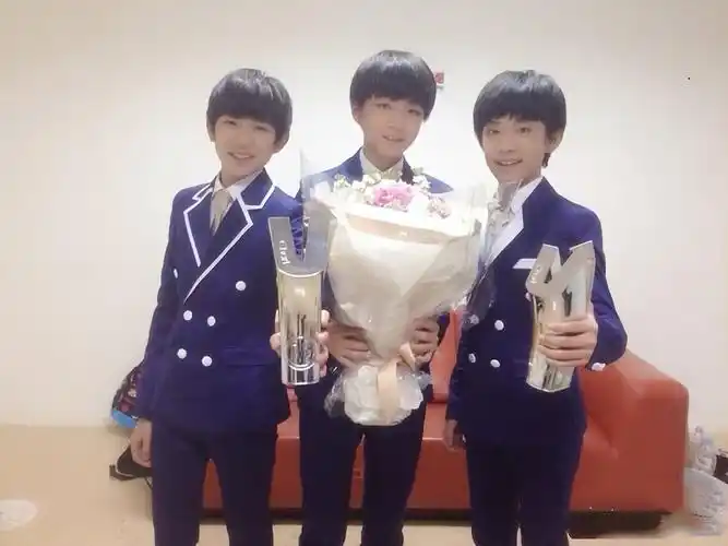 团魂炸裂!王源,王俊凯,易烊千玺点赞tfboys八年前获奖的视频