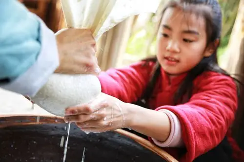 豆腐这一中国传统美食在民间可谓是家喻户晓,做豆腐则是一门有着二千