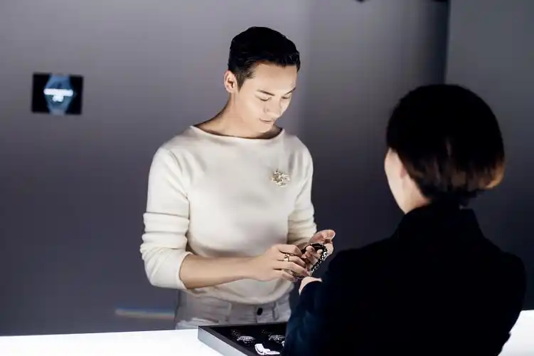 10 陈伟霆经典黑白极致魅力 新角色复杂神秘充满挑战