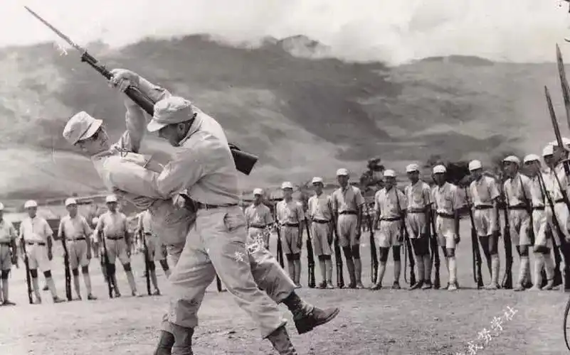 抗战组图:美国教官教中国军人如何在激烈的搏斗中打败敌人