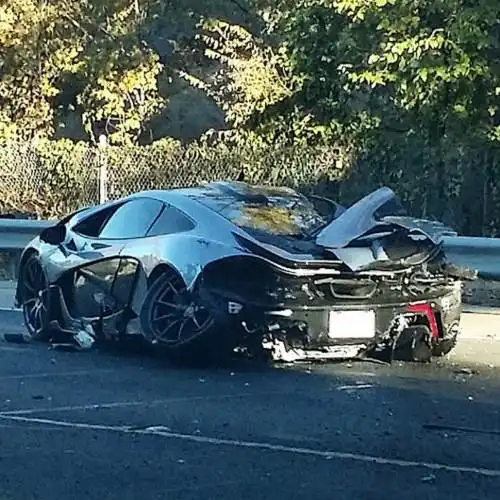 美国一男子撞坏百万美元跑车 刚买不到24小时(图)